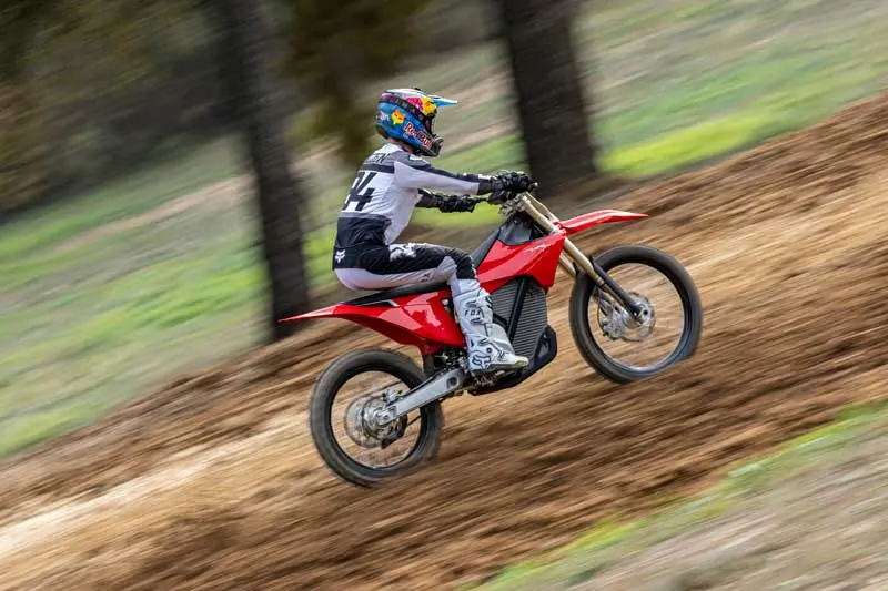Pilota su Stark VARG rossa in salita su pista sterrata